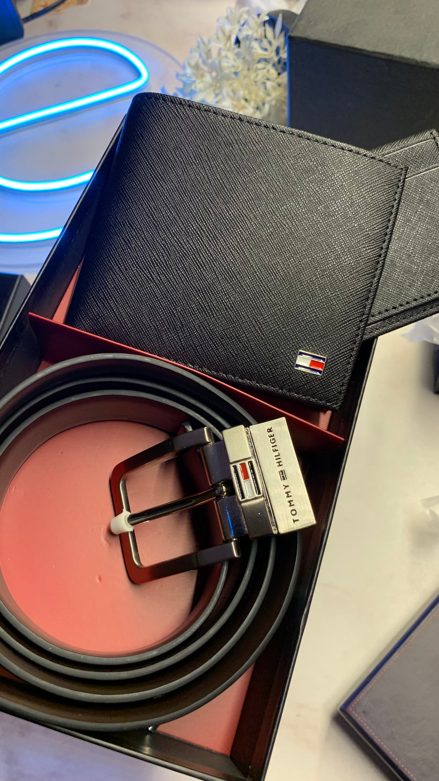 Tommy Hilfiger wallet & double face belt set