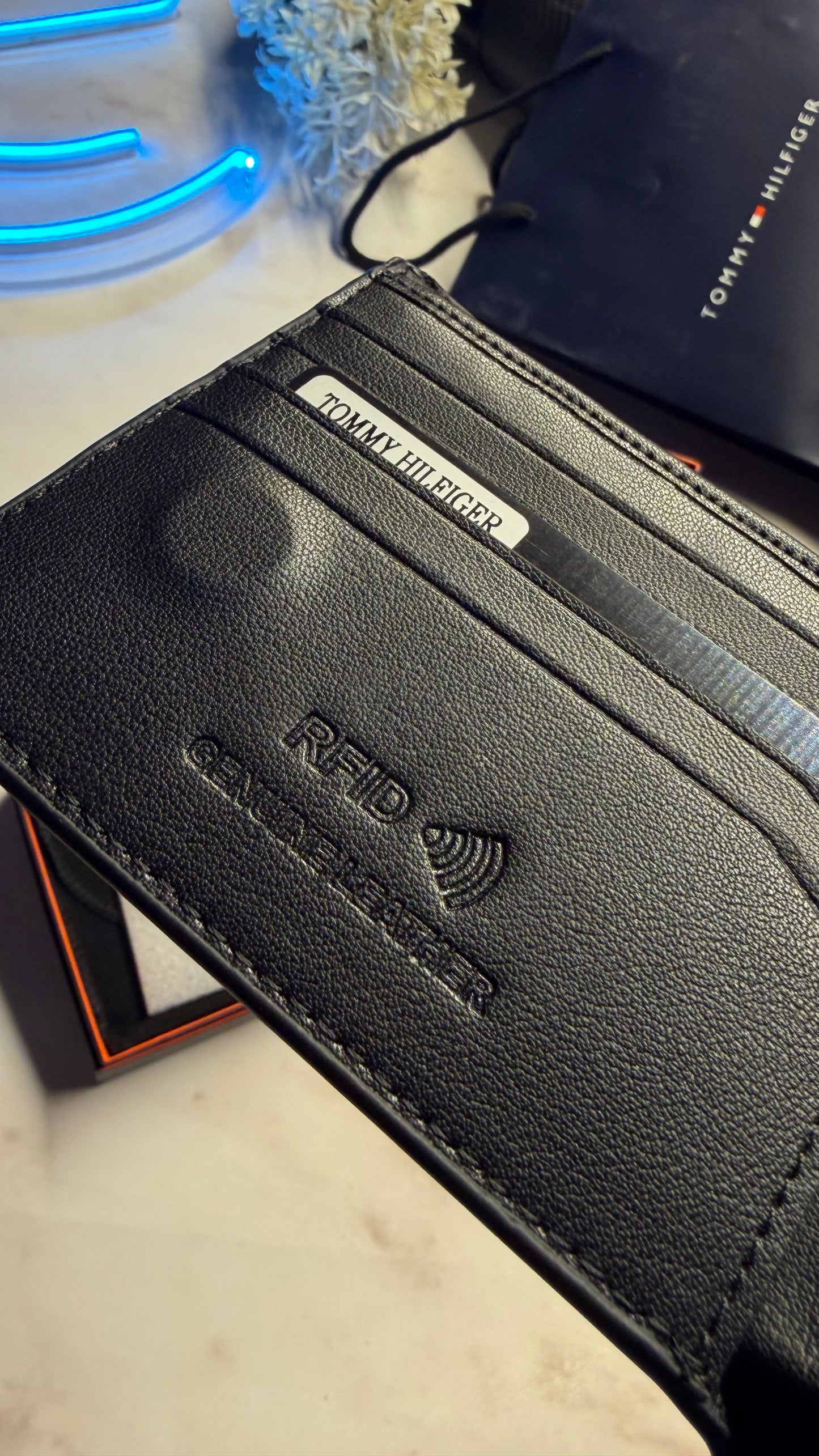 Tommy Hilfiger Men’s Bifold Wallet - Magnetic Closure | RFID Protection
