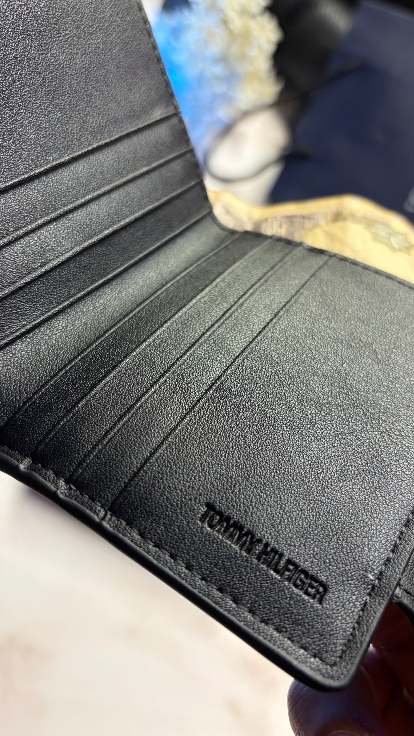 Tommy Hilfiger Bifold Cardholder - Magnetic Closure