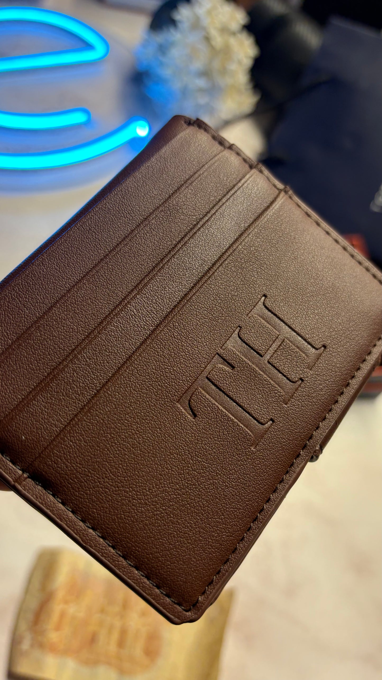 Tommy Hilfiger Men’s Bifold Cardholder - Magnetic Closure - Brown