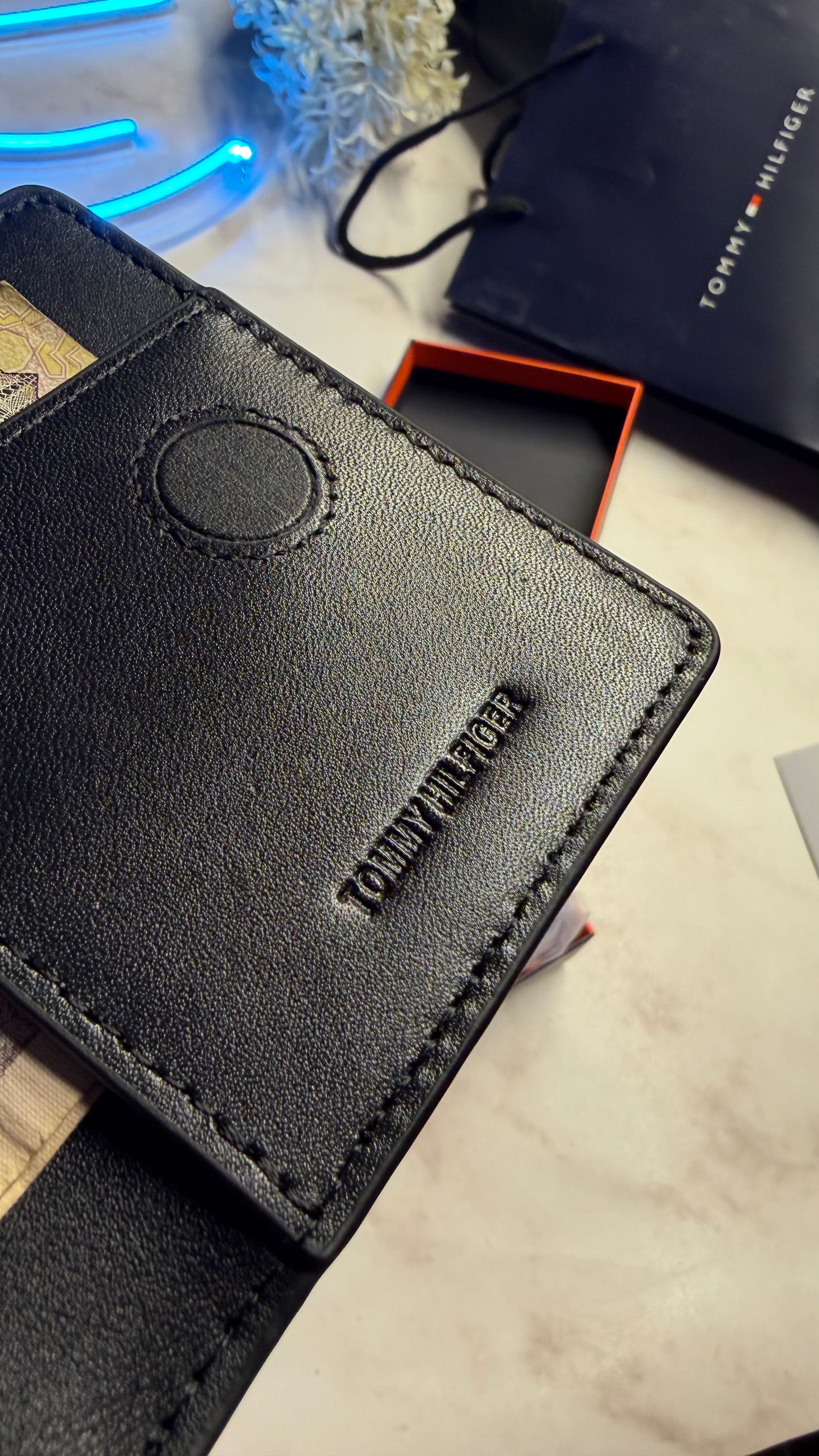 Tommy Hilfiger Men’s Bifold Cardholder - Magnetic Closure