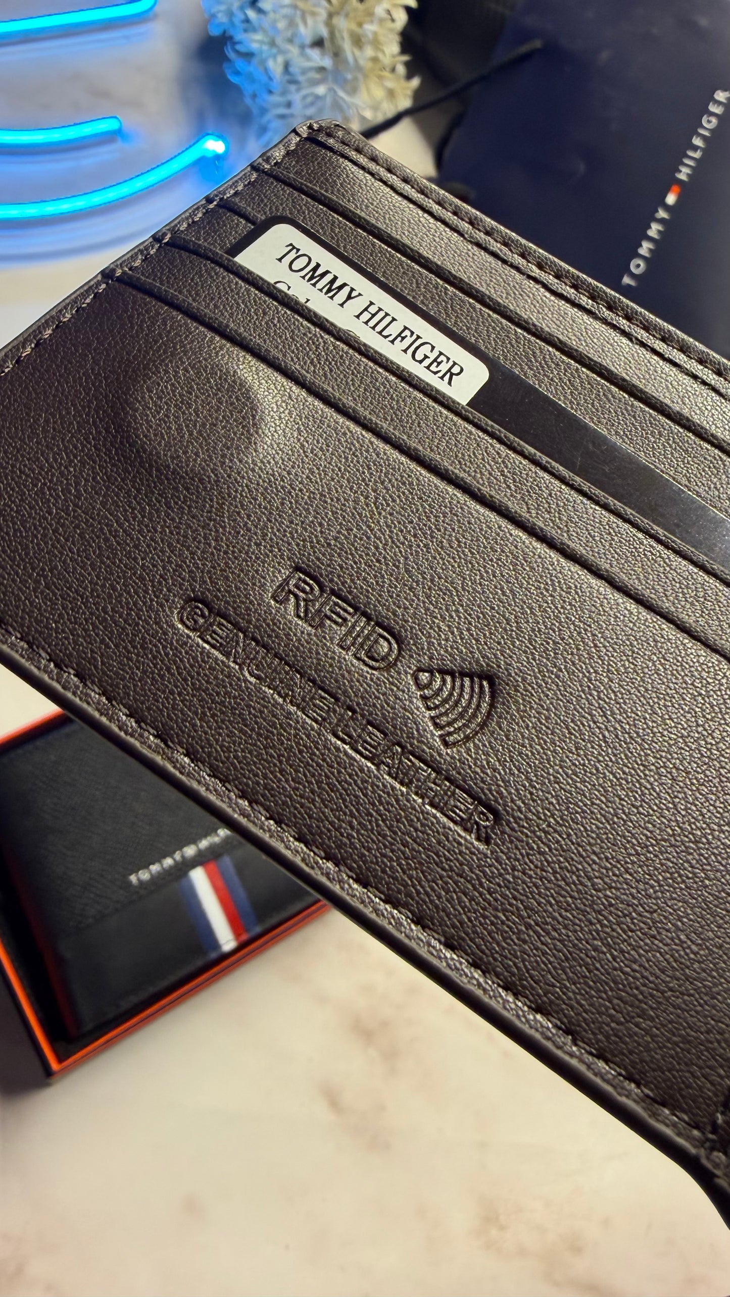 Tommy Hilfiger Men’s Wallet - Magnetic Closure | RFID Protection - Brown