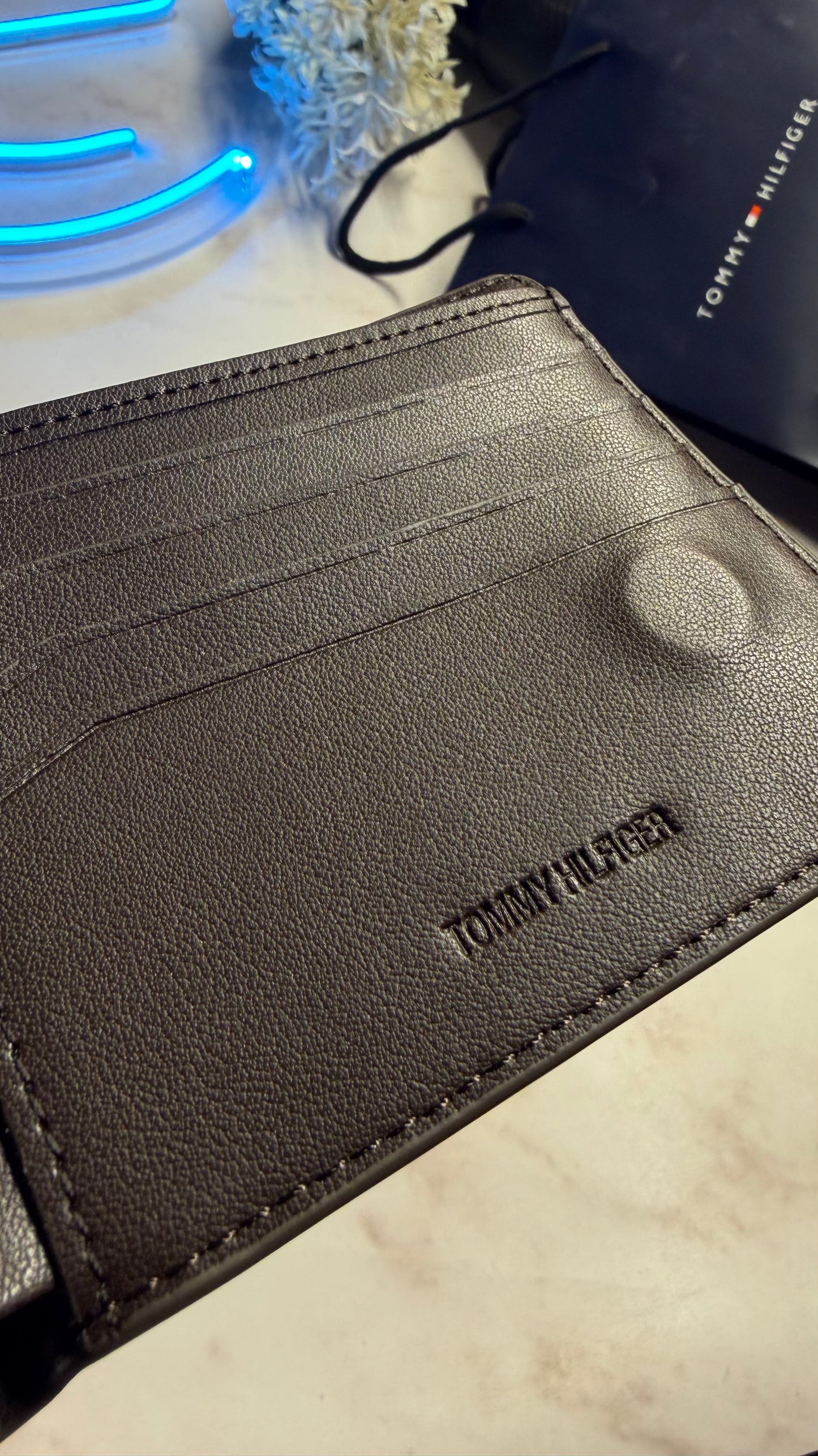 Tommy Hilfiger Men’s Wallet - Magnetic Closure | RFID Protection - Brown