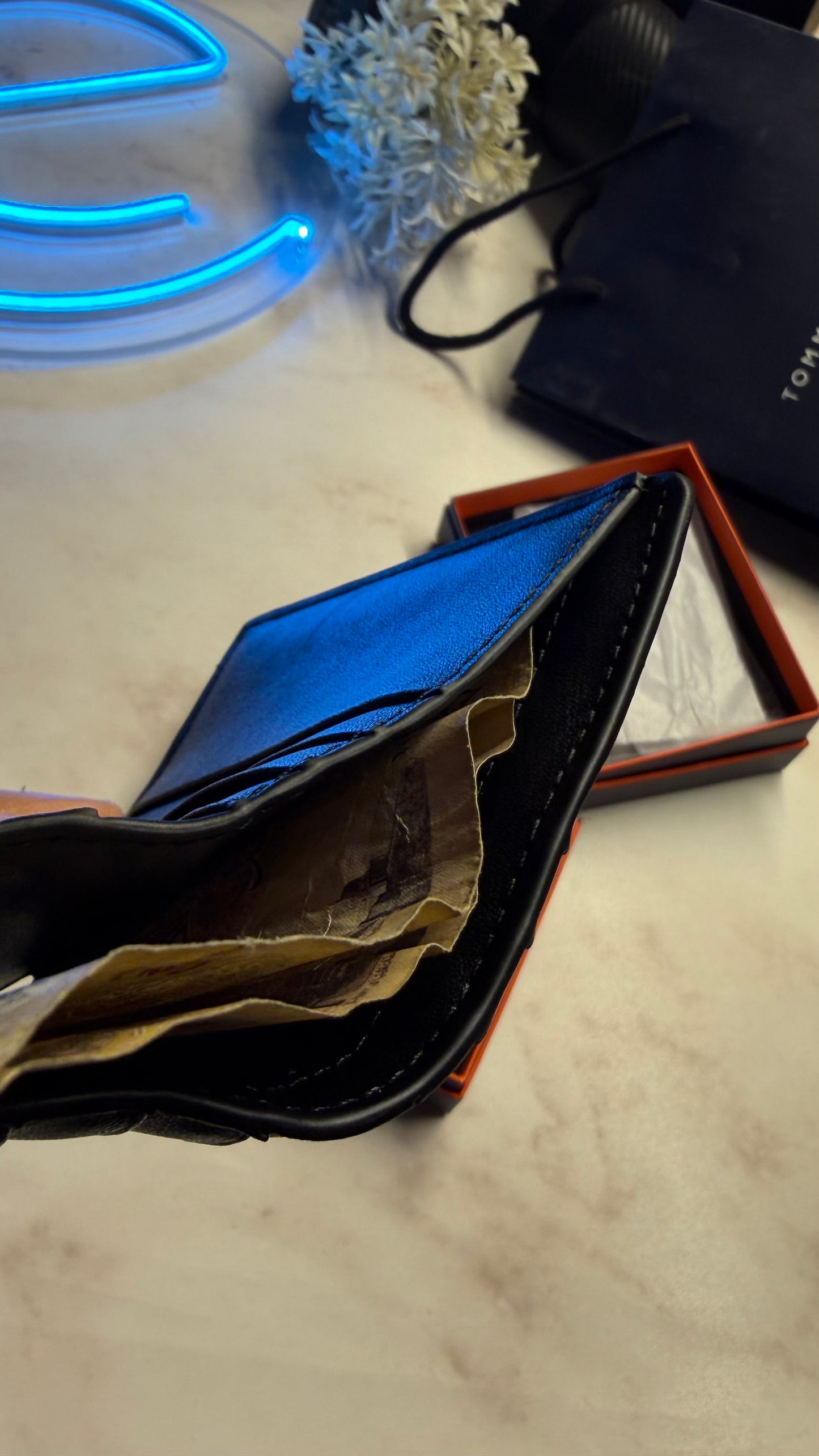 Tommy Hilfiger Bifold Cardholder - Magnetic Closure