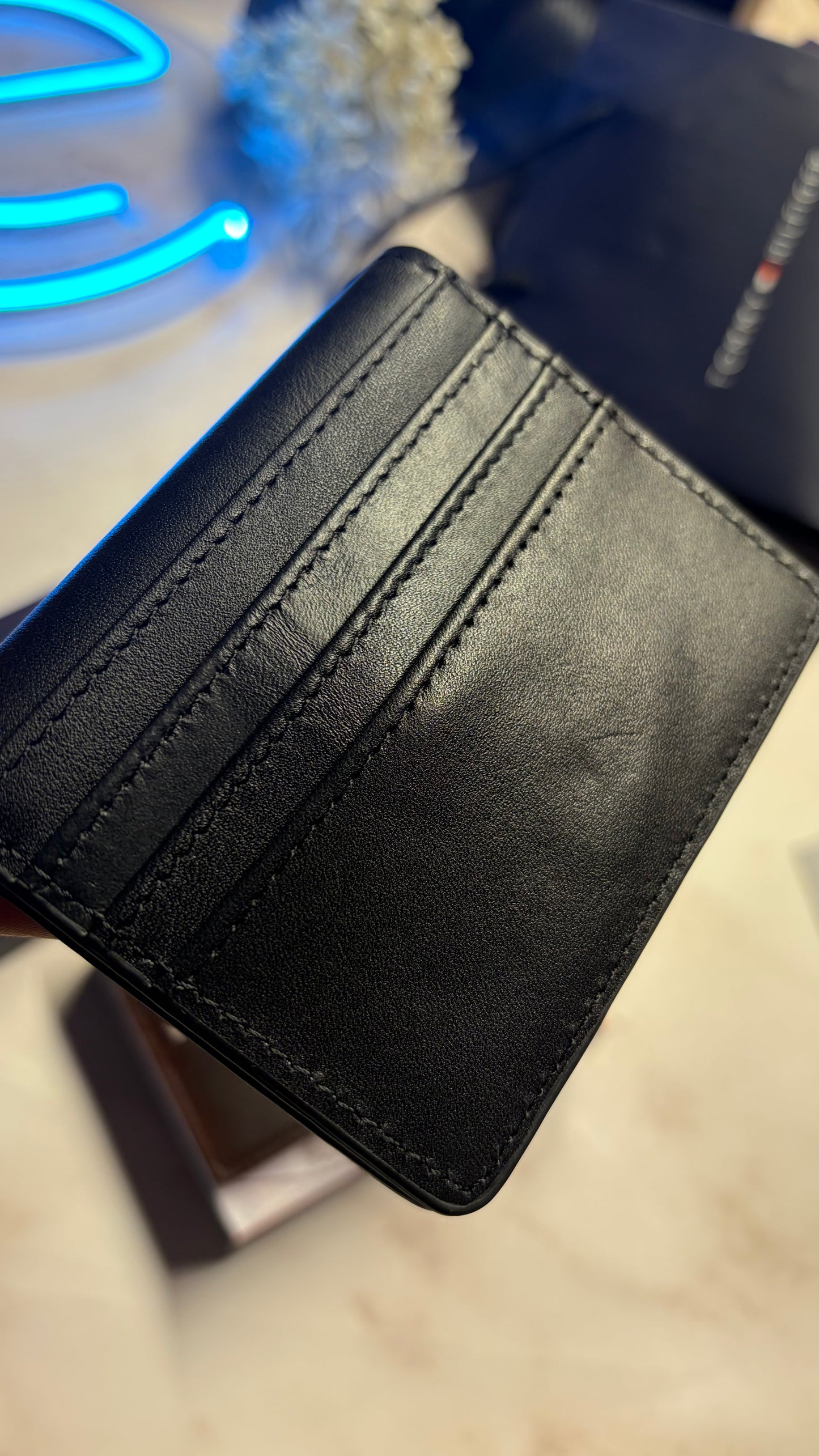 Tommy Hilfiger Men’s Bifold Cardholder - Magnetic Closure