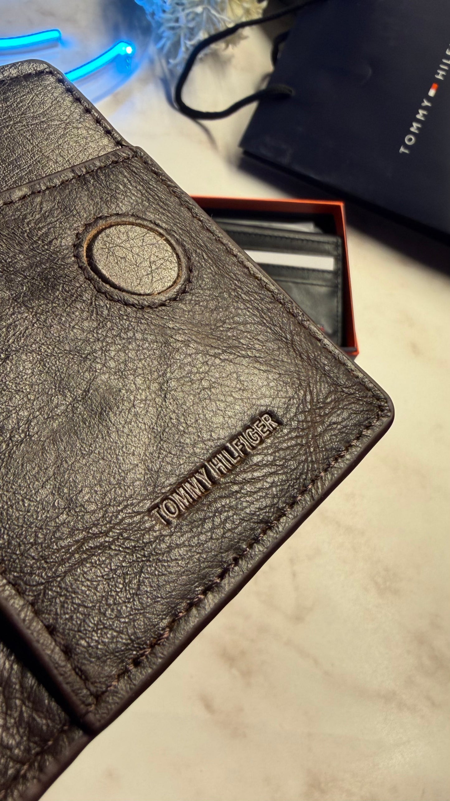 Tommy Hilfiger Men’s Bifold Cardholder - Magnetic Closure - Brown