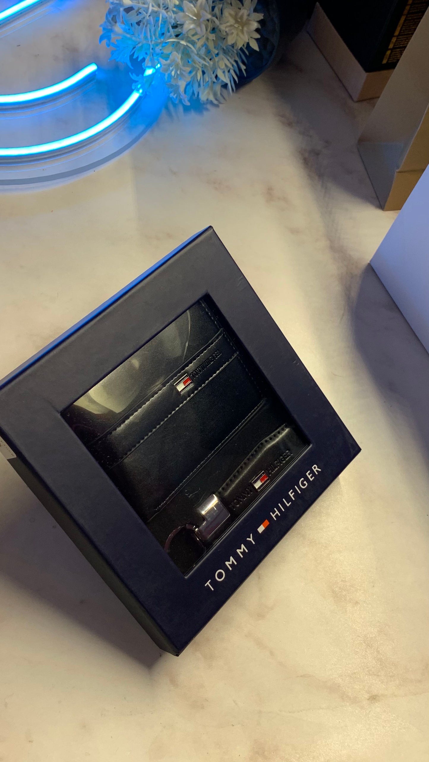 Tommy Hilfiger Wallet & Keychain Set
