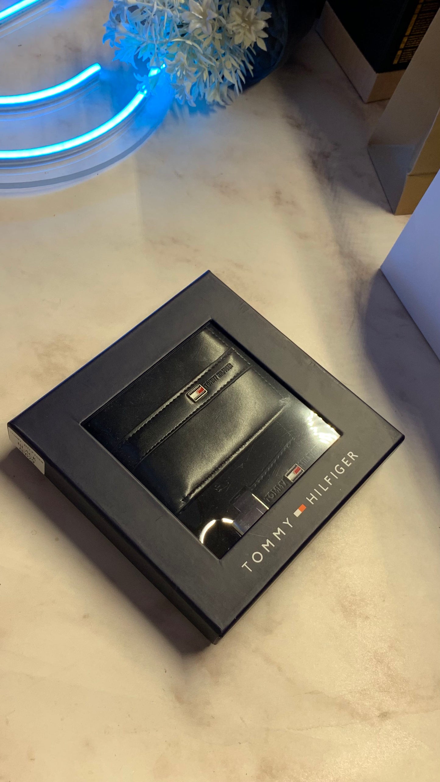 Tommy Hilfiger Wallet & Keychain Set