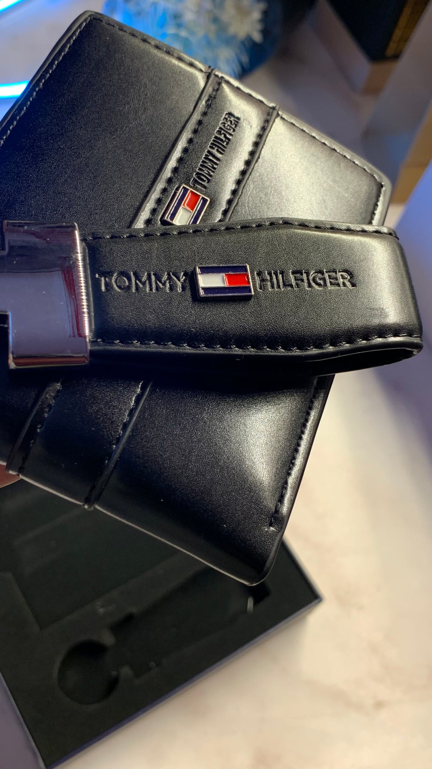 Tommy Hilfiger Wallet & Keychain Set