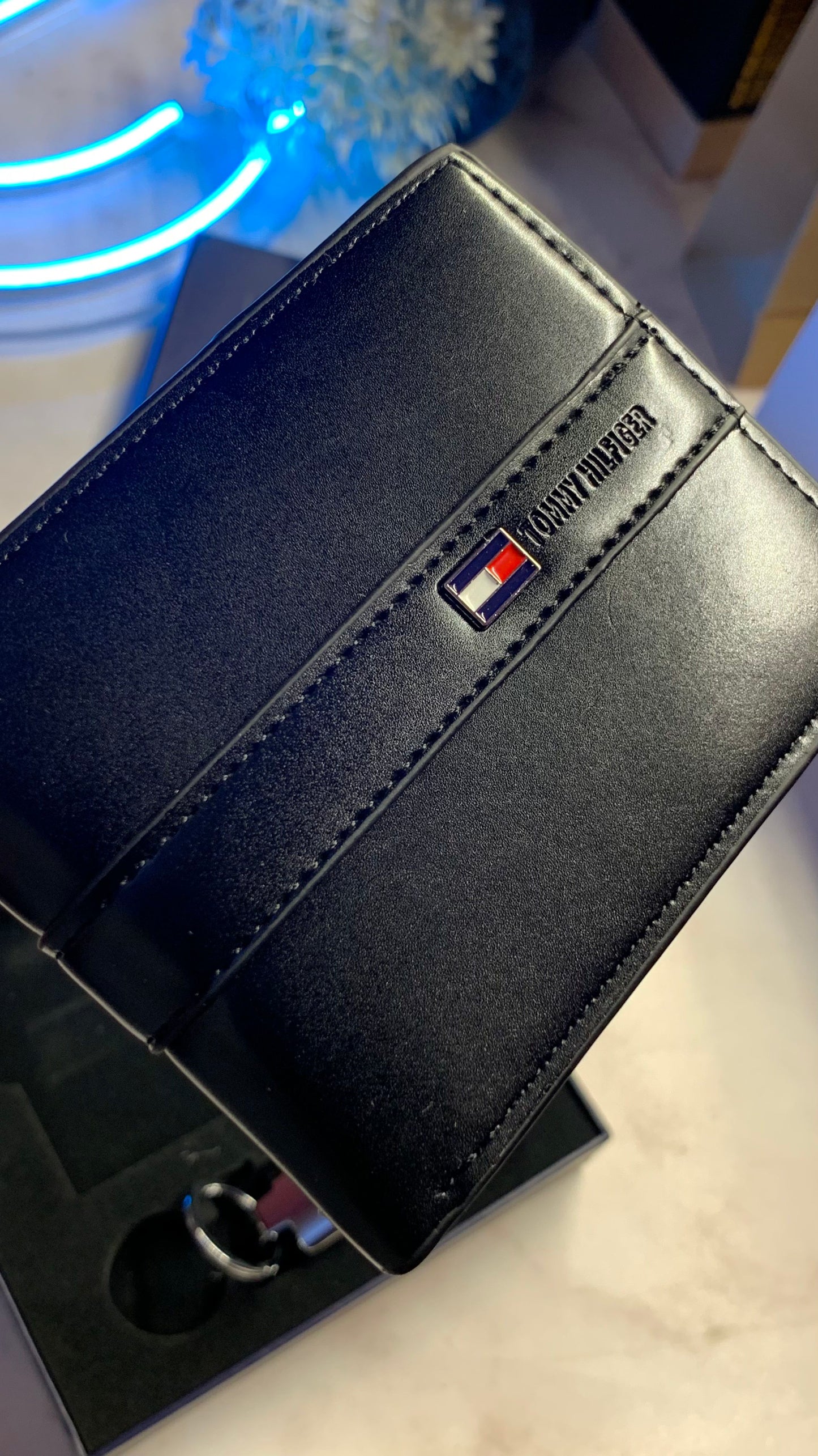Tommy Hilfiger Wallet & Keychain Set