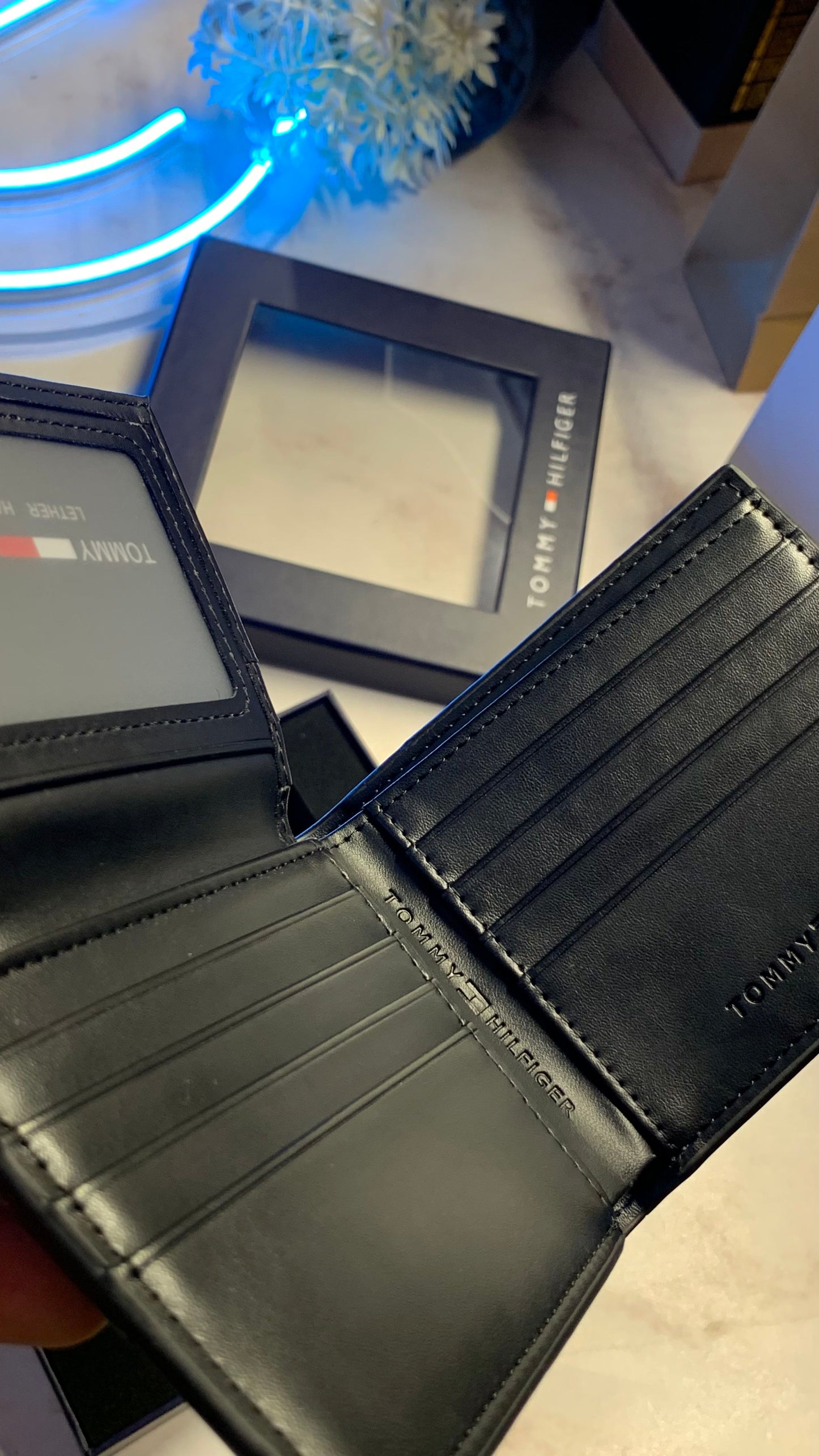 Tommy Hilfiger Wallet & Keychain Set