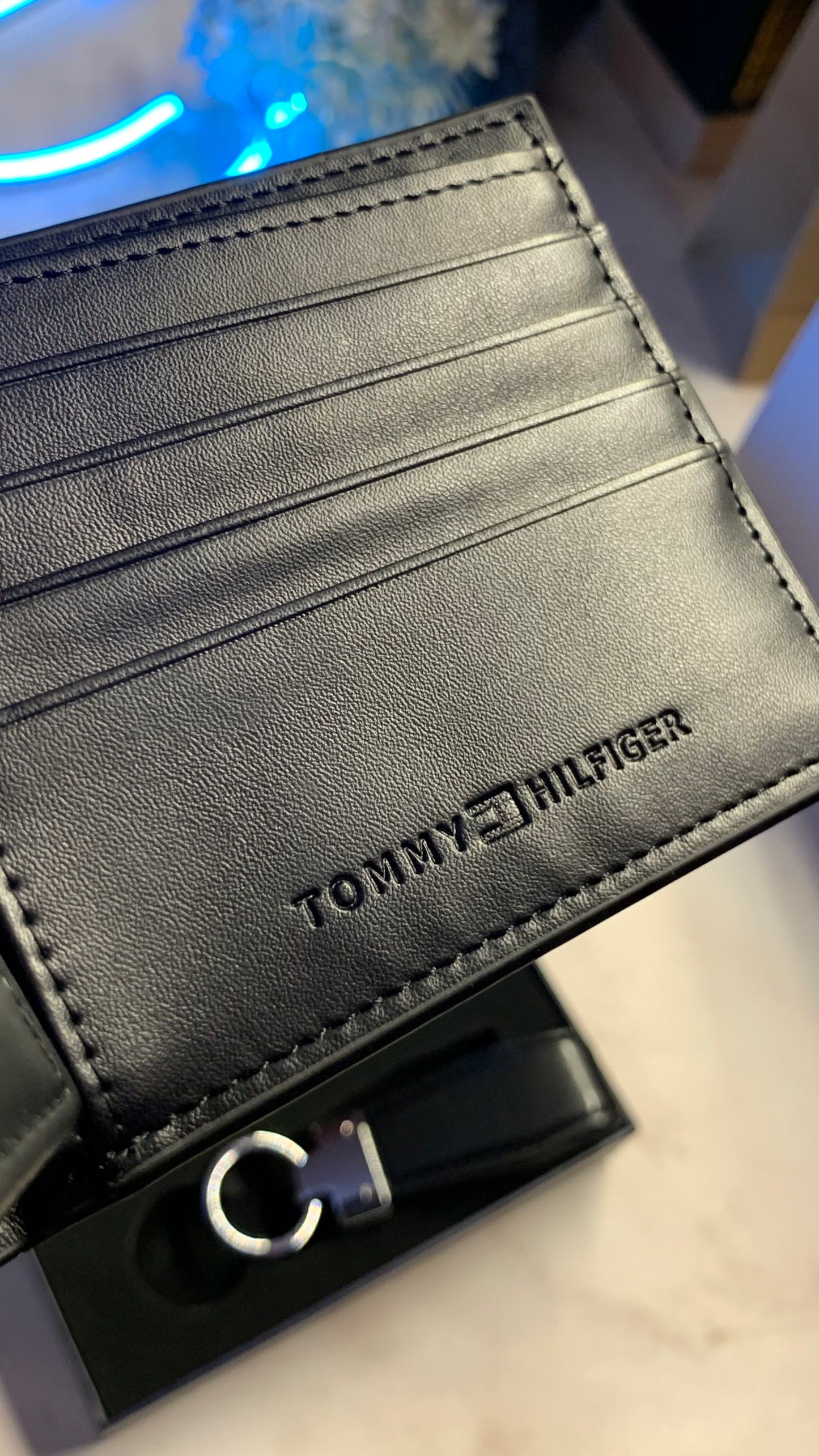 Tommy Hilfiger Wallet & Keychain Set