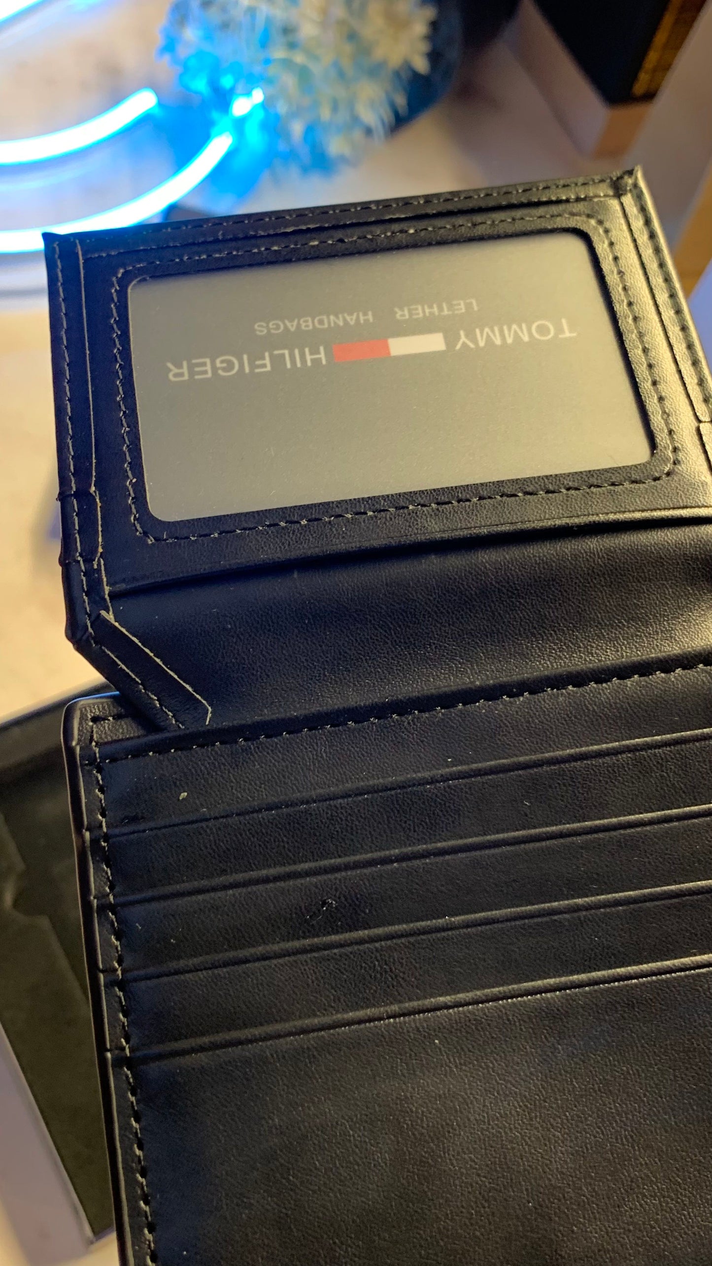 Tommy Hilfiger Wallet & Keychain Set