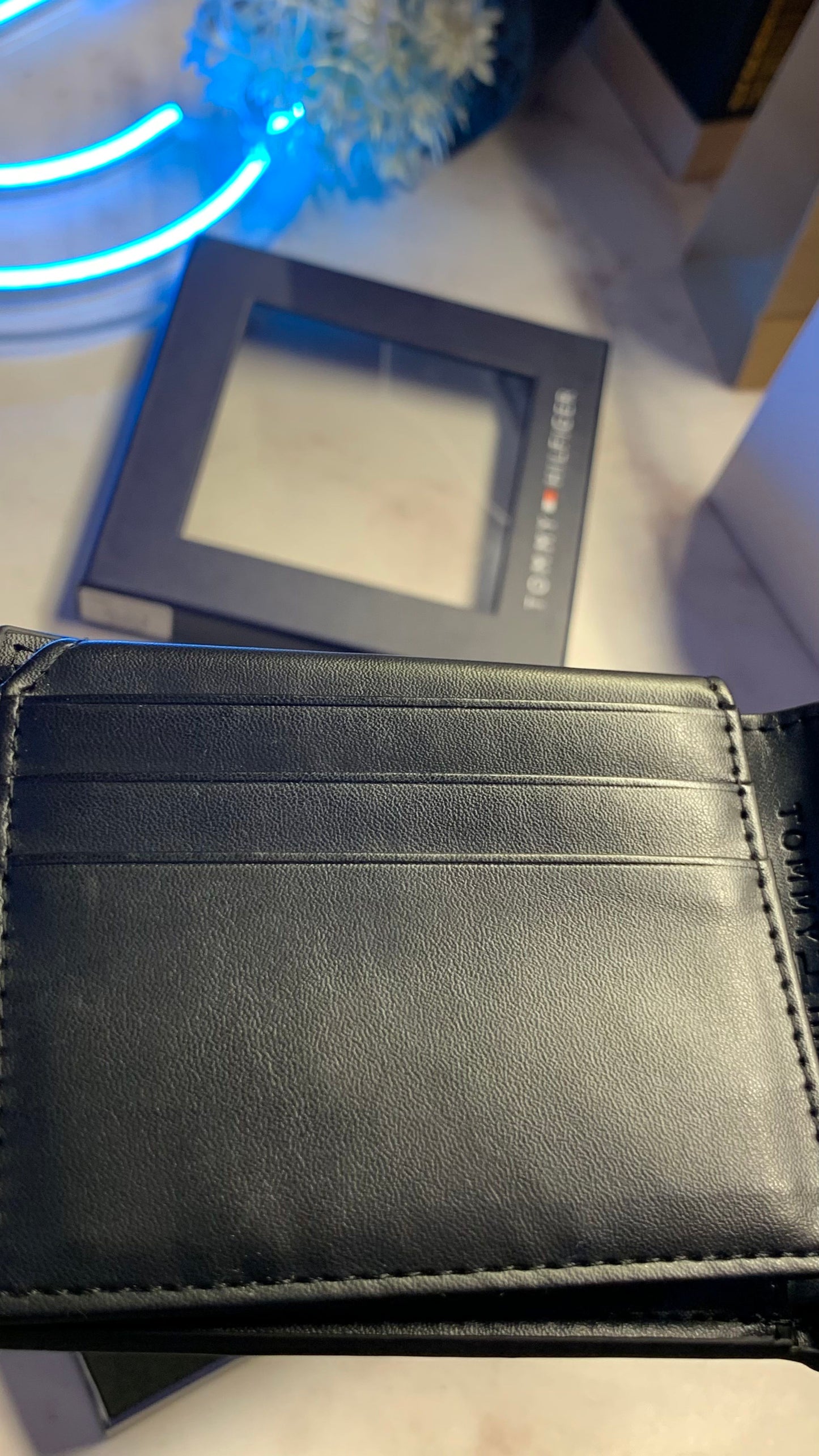 Tommy Hilfiger Wallet & Keychain Set