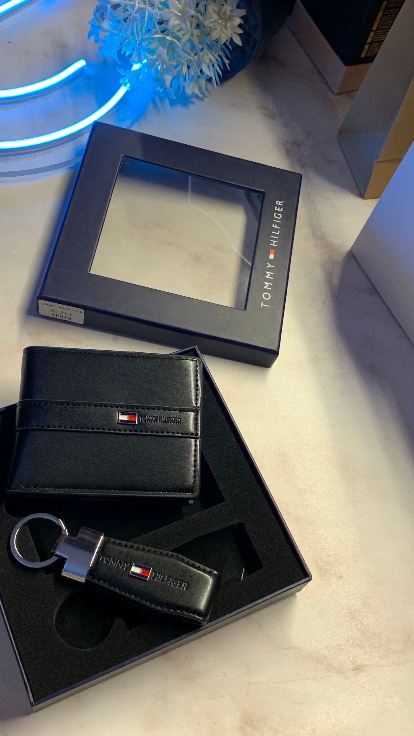Tommy Hilfiger Wallet & Keychain Set