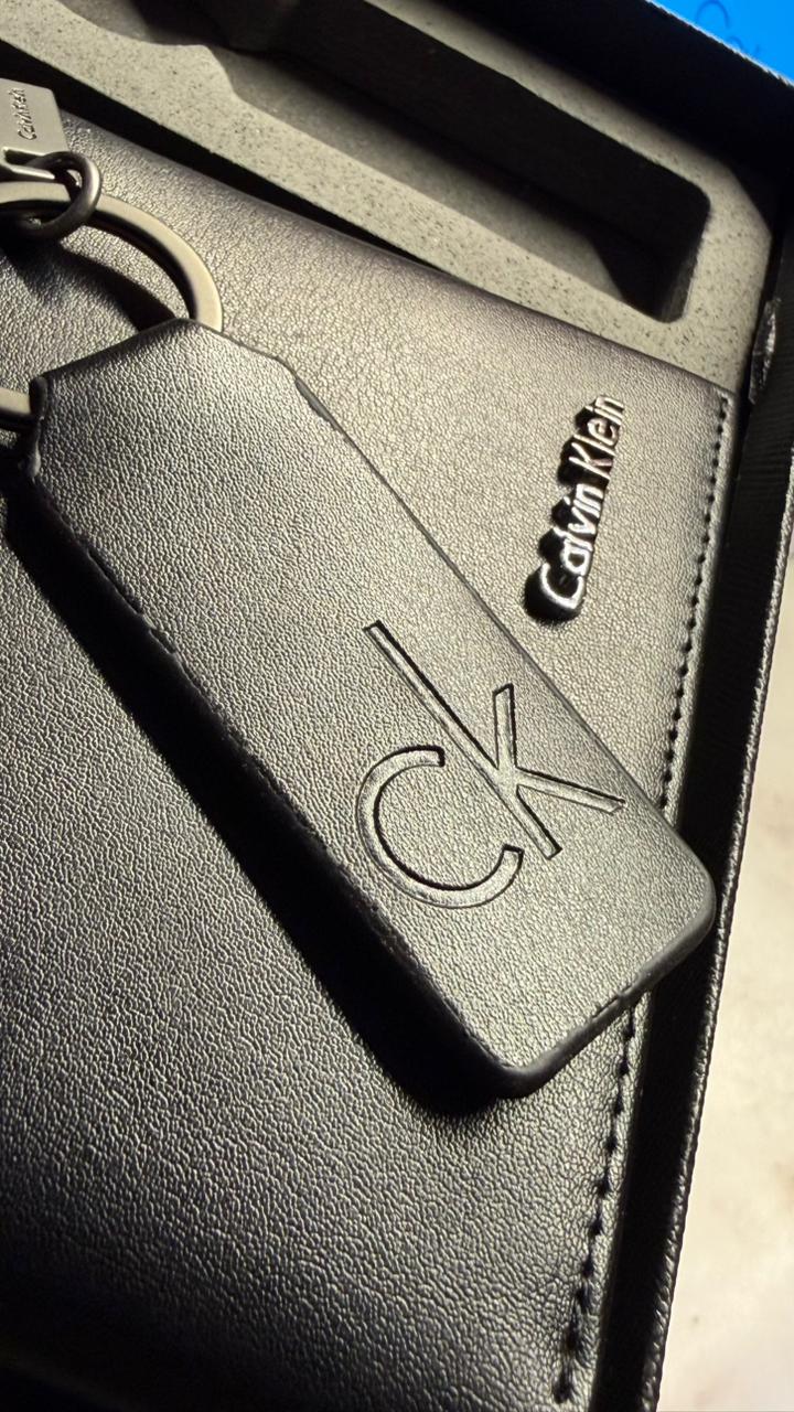 Calvin Klein Signature Gift Set - Wallet & Keychain