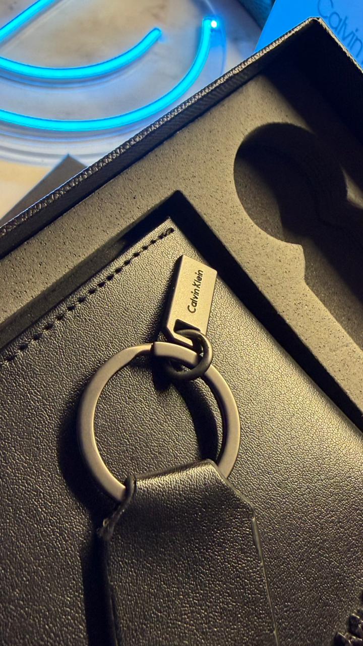Calvin Klein Signature Gift Set - Wallet & Keychain