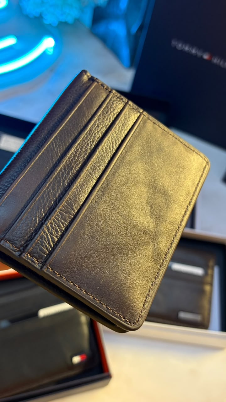 Tommy Hilfiger Men’s Bifold Cardholder With Box - Magnetic Closure