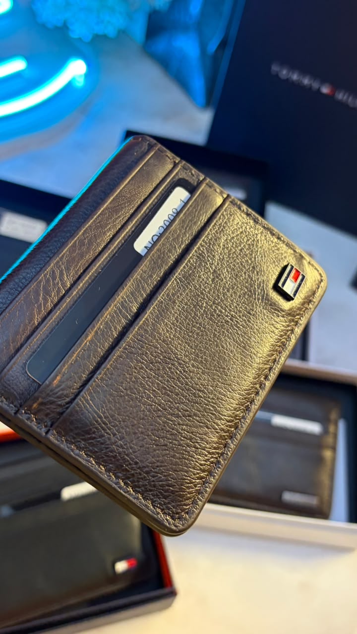 Tommy Hilfiger Men’s Bifold Cardholder With Box - Magnetic Closure