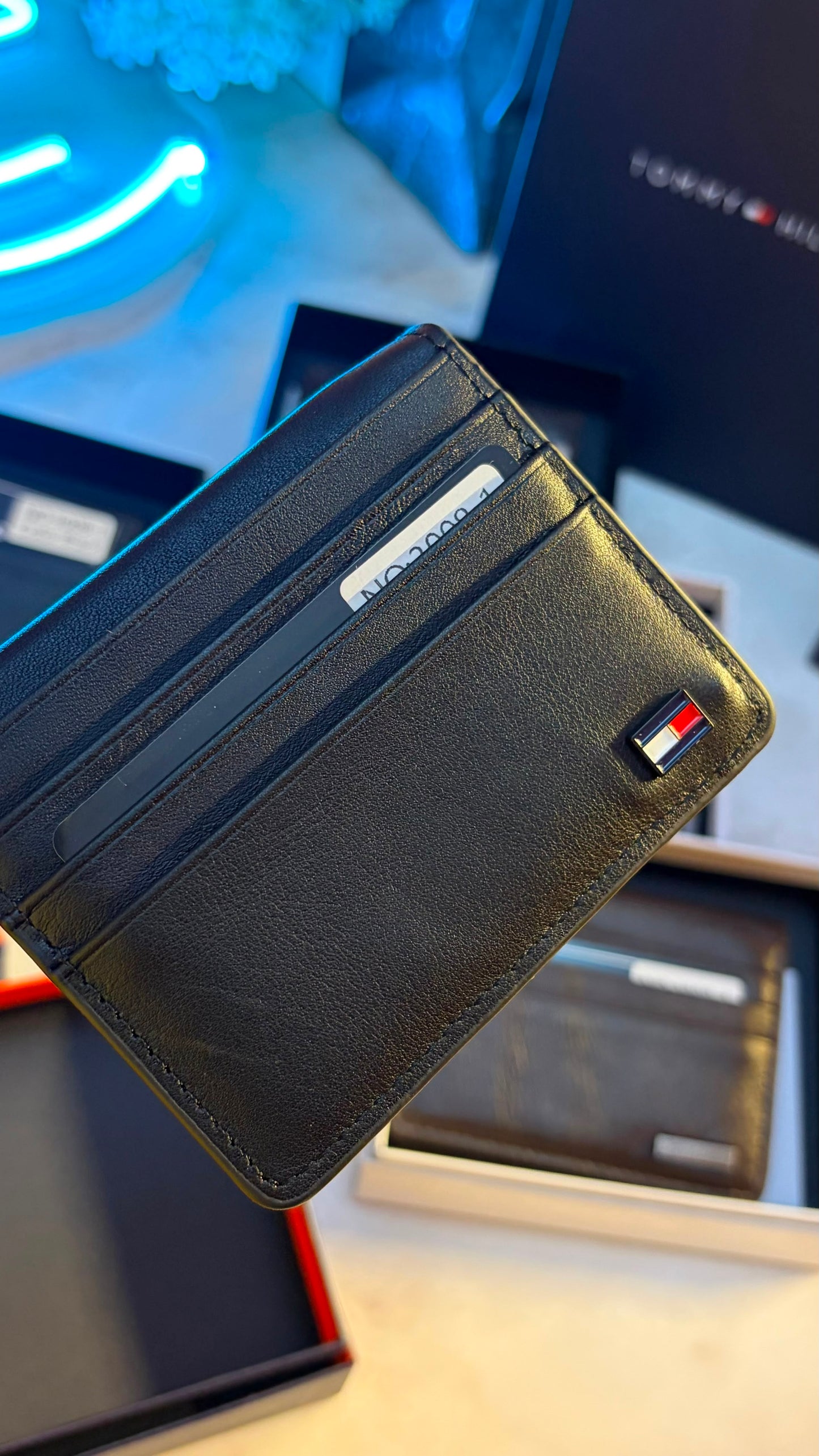 Tommy Hilfiger Men’s Bifold Cardholder With Box - Magnetic Closure