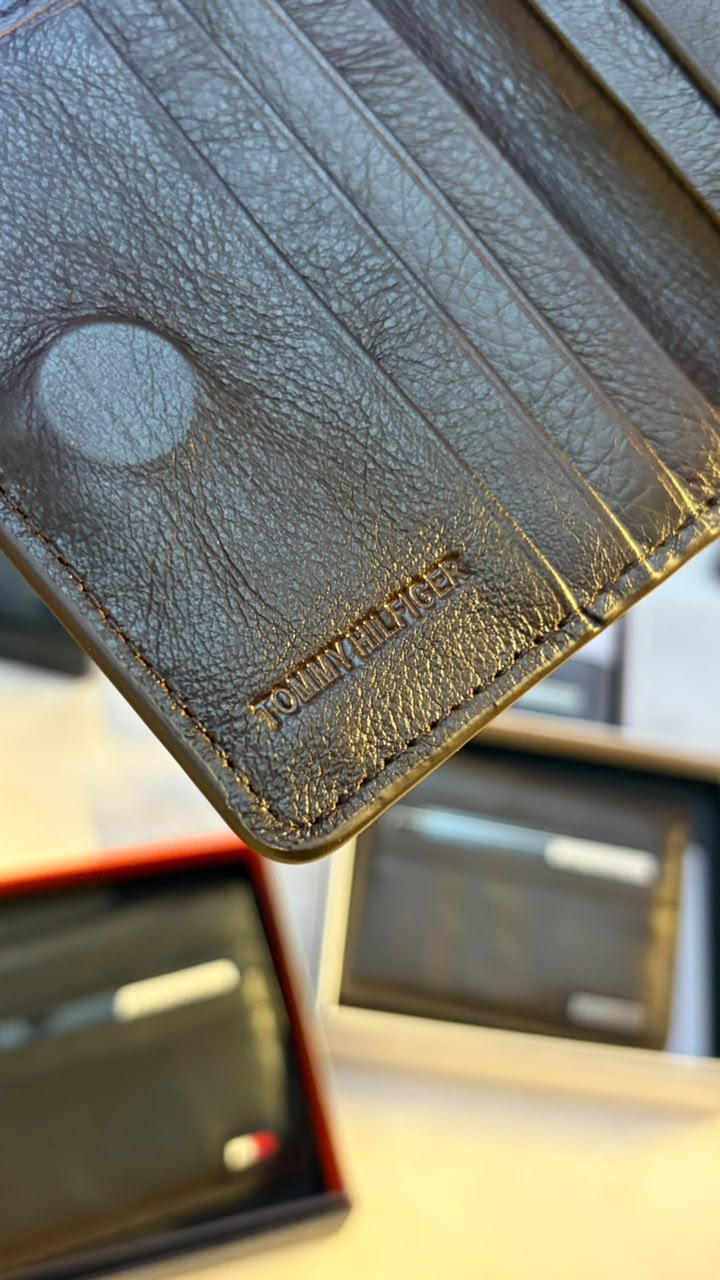 Tommy Hilfiger Men’s Bifold Cardholder With Box - Magnetic Closure