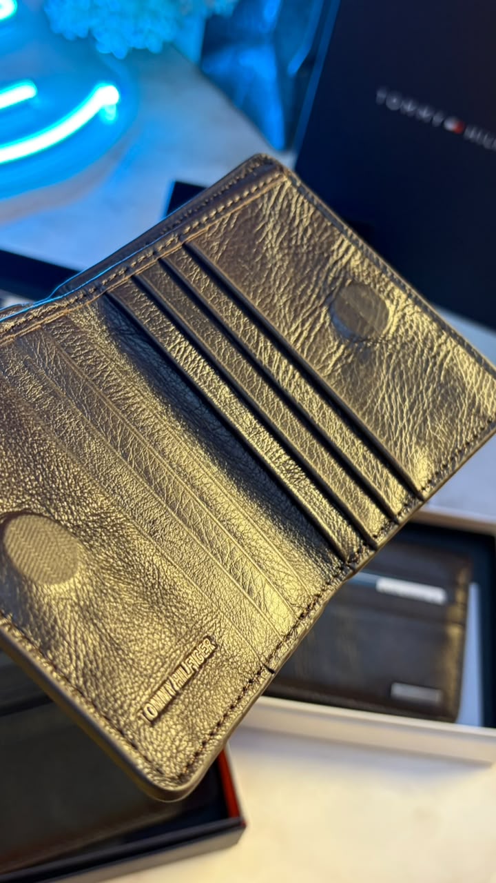 Tommy Hilfiger Men’s Bifold Cardholder With Box - Magnetic Closure