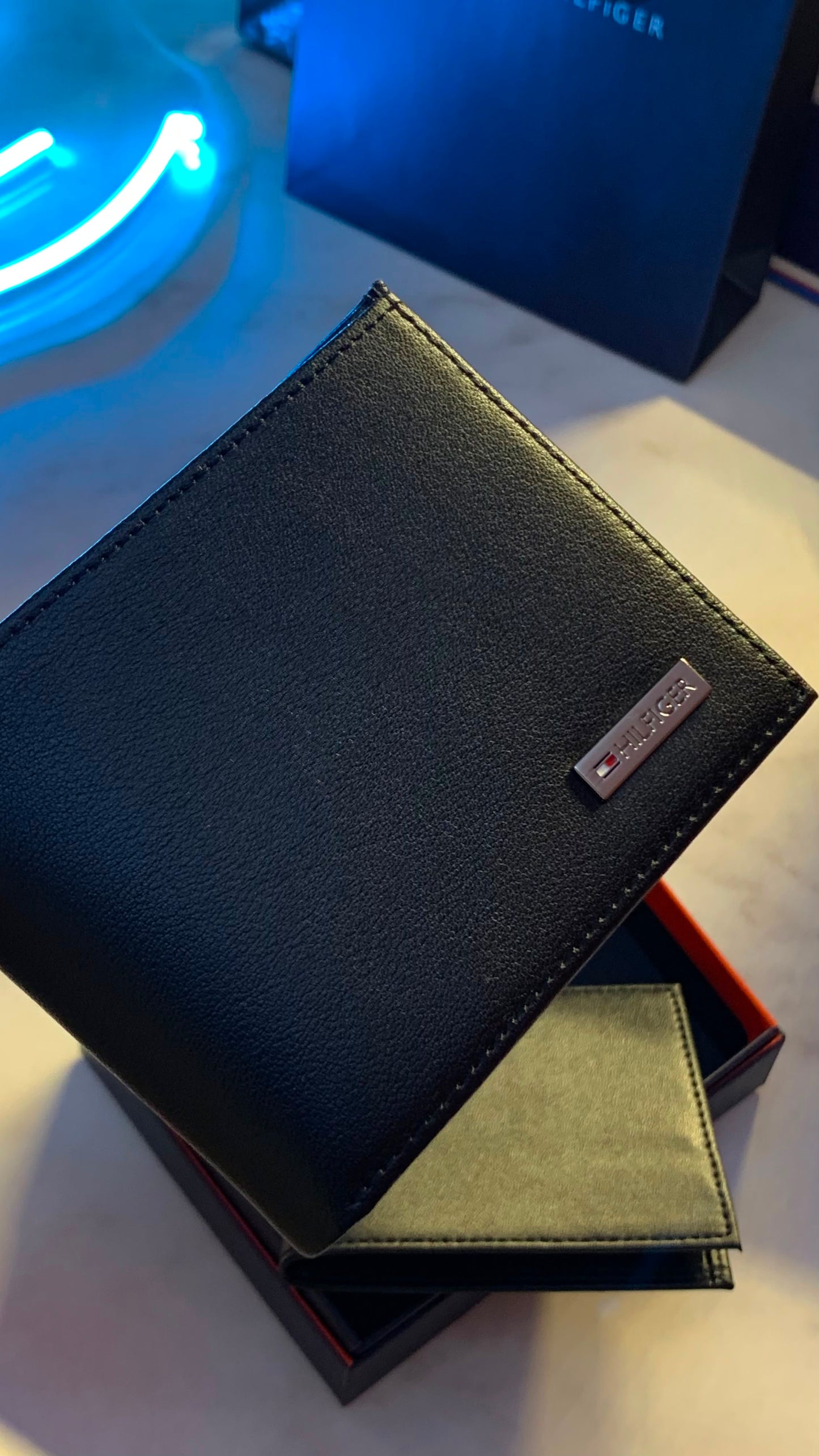 Tommy Hilfiger Basic Wallet & Cardholder - Black