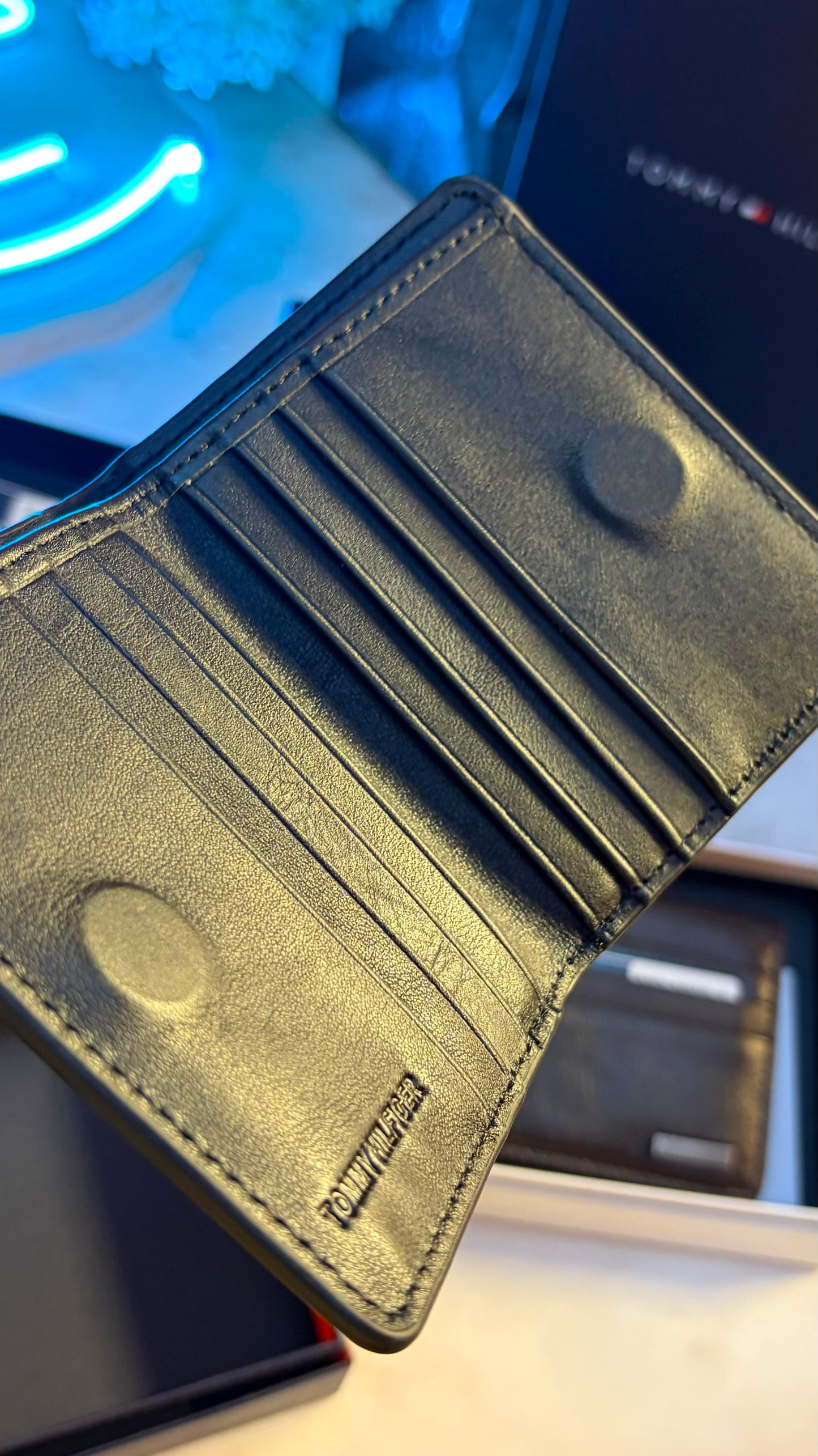 Tommy Hilfiger Men’s Bifold Cardholder With Box - Magnetic Closure