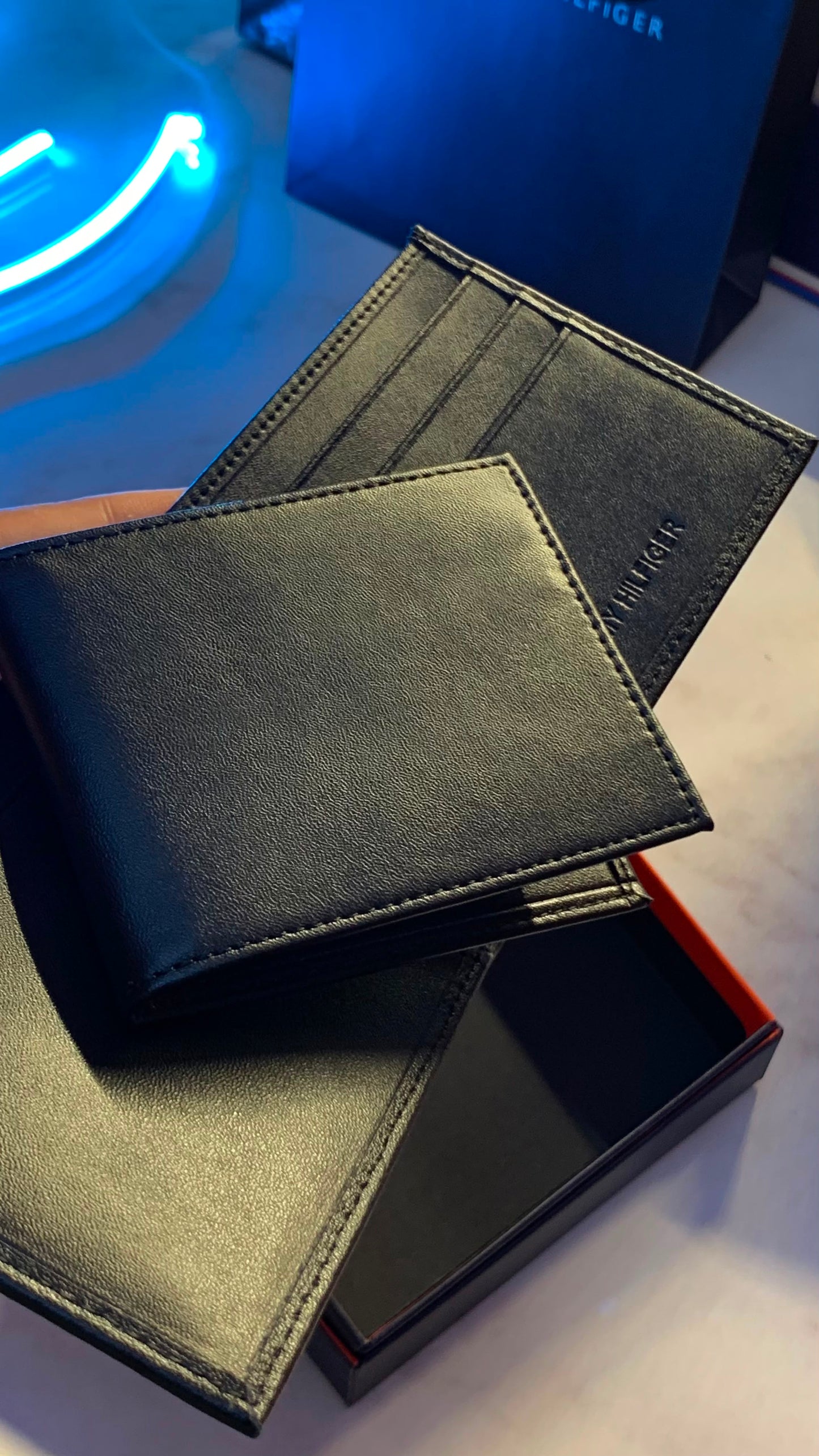 Tommy Hilfiger Basic Wallet & Cardholder - Black