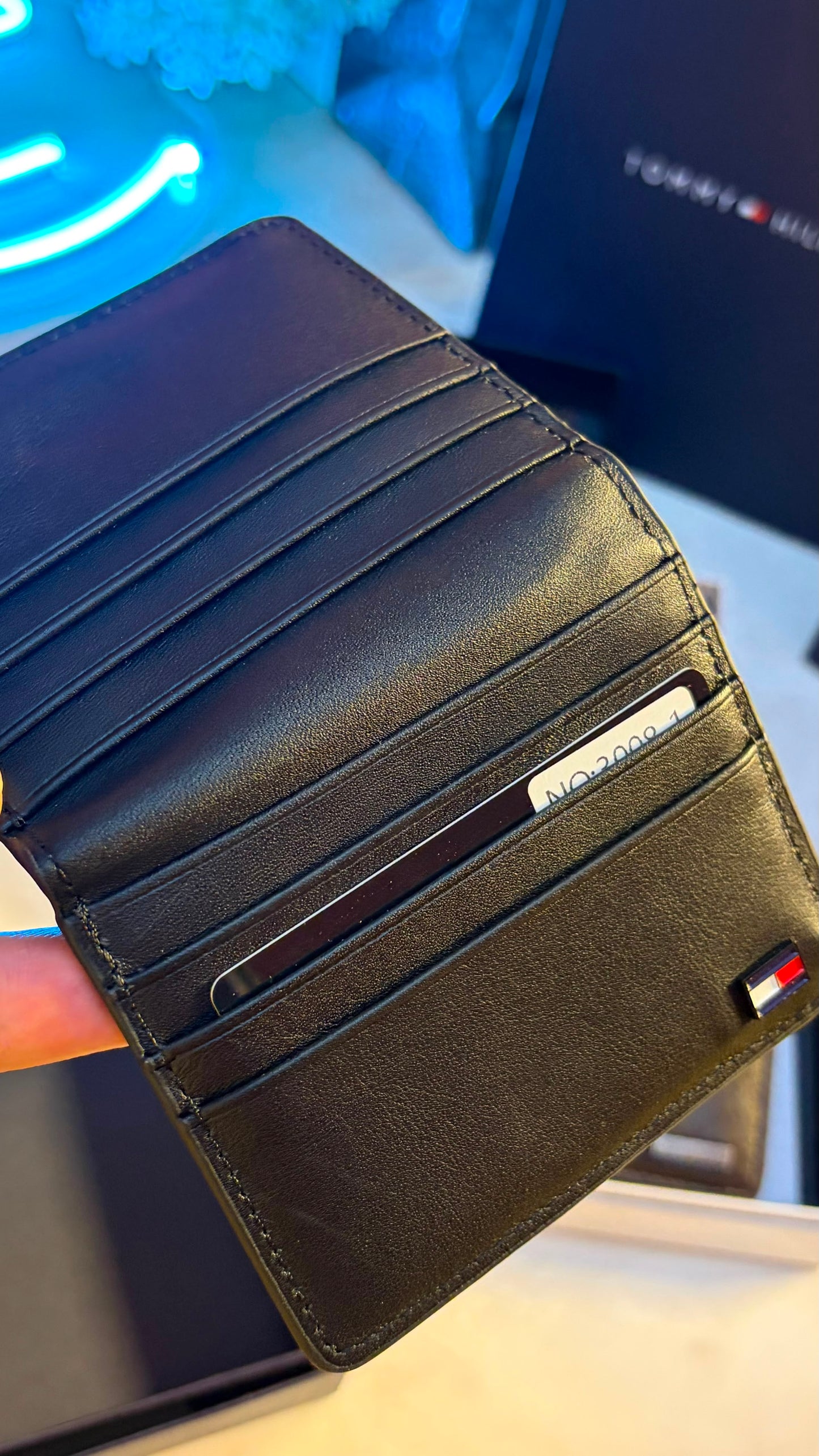 Tommy Hilfiger Men’s Bifold Cardholder With Box - Magnetic Closure